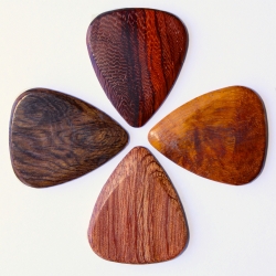 SACHET 4 MEDIATORS TIMBER TONES ACOUSTIC